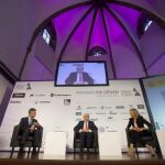 (De i a d) El presidente de la "Trobada empresarial al Pirineu", Vicens Voltes; el ministro de Hacienda, Cristóbal Montoro; y la periodista Mònica Terribas