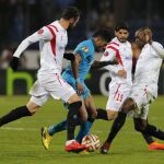 Los jugadores del Sevilla (i-d) Vicente Iborra, Ever Banega y Stephane Mbia tratan de frenar la internada de Hulk (2-i), del Zenit de San Petersburgo, durante el partido de vuelta de los cuartos de final de la Liga Europa