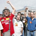 El secretario general de Podemos, ayer, junto al candidato de Catalunya Sí que es Pot, Lluís Rabell, en Barcelona