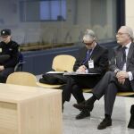 El expresidente de Caja Castilla La Mancha (CCM) Juan Pedro Hernández Moltó (d) y a su exdirector general Ildefonso Ortega (2-d), ante el juez el martes 2 de febrero