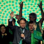 El candidato presidencial por el Partido Verde, Antanas Mockus, saluda a sus seguidores