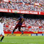 Neymar salta a por un balón durante el encuentro ante el Sevilla.