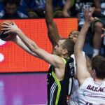 El base del Real Madrid Sergio Rodríguez (c) intenta superar la defensa del ala pívot estadounidense Marcus Haislip (detrás) y del pívot croata Stanko Barac, ambos del Caja Laboral,