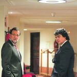 El presidente junto a Jorge Moragas en los pasillos del Congreso en una imagen de archivo