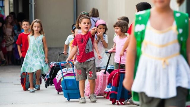 Entrada de los alumnos al colegio durante el primer día de curso académico