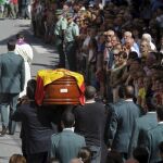 El féretro con los restos mortales del capitán José María Galera Córdoba a su llegada a la iglesia de San Bartolomé de Tarazona de la Mancha