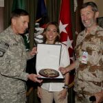 La ministra española de Defensa, Carme Chacón, acompañada por el jefe de Estado Mayor de la Defensa (JEMAD), general José Julio Rodríguez (d), hoy en Kabul