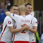 Los jugadores polacos celebran el gol de su equipo.
