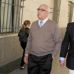 El ex concejal socialista José Antonio García (izda.), ayer en los juzgados de Sevilla