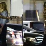 Miley Cyrus y Stella Maxwell, tórrida pasión en un párking
