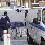 Los forenses trasladan a un fallecido tras el tiroteo en la Universidad de Los Ángeles