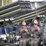 Dos soldados norcoreanos, ayer, durante el desfile en la Plaza Kim II Sung, para celebrar el 70 Aniversario del Partido de los Trabajadores