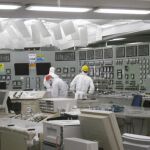 Trabajadores de la centra de Fukushima, en la sala de control, en marzo de 2011