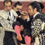El diestro, semi desmayado, es trasladado por sus compañeros a la enfermería tras ser cogido por el sexto