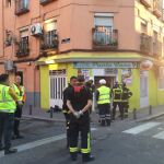 Los servicios de emergencia permanecen junto al local en el que ha tenido lugar la explosión.