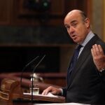 El ministro de Economía, Luis de Guindos, durante el pleno celebrado hoy en el Congreso de los Diputados.