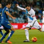 El delantero del Deportivo Lucas Pérez (d) ante el defensa argentino del Getafe Santiago Vergini (i).