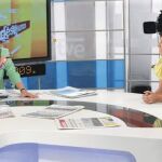 Pepa Bueno y Ana Pastor, ayer, en el momento del relevo en directo