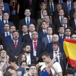 El Rey Felipe VI en el palco, el año pasado entre el ministro Íñigo Méndez de Vigo y Ángel Villar