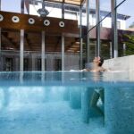 Bajo una construcción moderna, la planta superior del hotel alberga una piscina dinámica