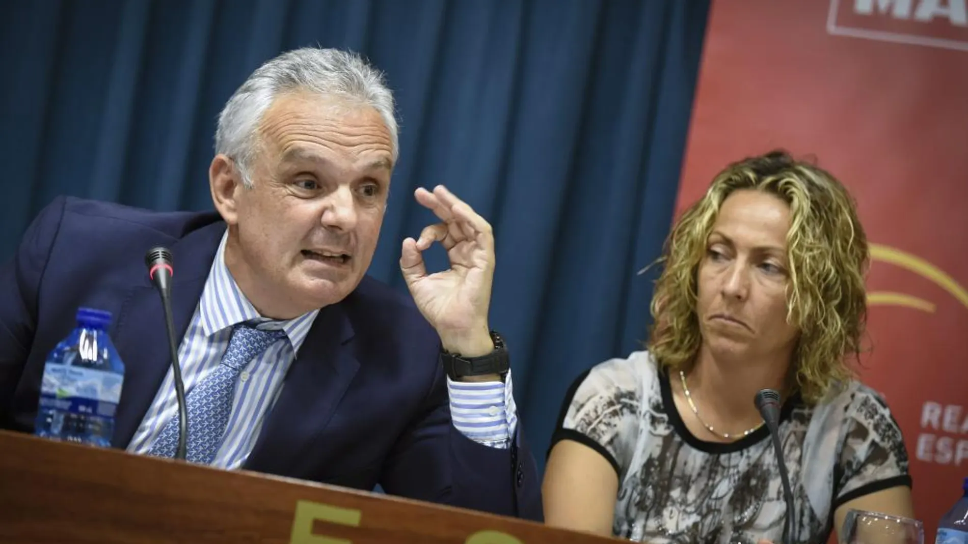 El presidente de la Real Federación Española de Tenis (RFET) José Luis Escañuela y la capitana del equipo de Copa Davis, Gala León.