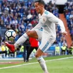 Lucas Vázquez controla un balón contra el Alavés
