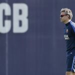 El entrenador del FC Barcelona Luis Enrique Martínez, durante el entreno que realiza la plantilla barcelonista para preparar el partido de liga que disputarán mañana ante el Sevilla FC en el Camp Nou de Barcelona.