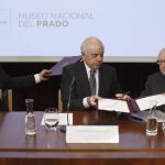 El presidente del Real Patronato del Museo del Prado, José Pedro Pérez-Llorca (d); el presidente del BBVA, Francisco González (c), y el director del Museo del Prado, Miguel Zugaza