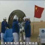 Imagen de uno de los astronautas saludando tras salir de la cápsula espacial
