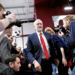 Jeremy Corbin, líder de los laboristas británicos, abandona el centro de la Universidad de Coventry donde dio el discurso