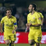 El delantero italiano del Villarreal, Giuseppe Rossi (d), celebra junto a su compañero, el centrocampista Santi Cazorla (i)