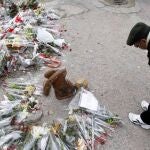 Un hombre contempla la estatua levantada en memoria de Chokri Belaid, en el lugar del asesinato del lider tunecino.