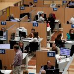 Vista general de la zona donde los ciudadanos son atendidos en una delegación de Hacienda / Efe