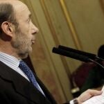 El lider del PSOE, Alfredo Pérez Rubalcaba, durante su comparecencia ante los medios