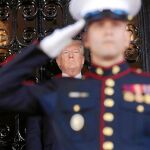 Donald Trump espera la llegada del primer ministro japonés, Shinzo Abe, el pasado martes en Mar-a-Lago