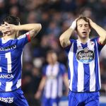 Los jugadores del Deportivo de La Coruña Luis Alberto Romero (i) y Pedro Mosquera, durante el partido