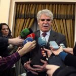 El ministro español de Asuntos Exteriores, Alfonso Dastis, realiza declaraciones a la prensa a su llegada a Teherán,