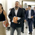 Los integrantes del equipo negociador de Ciudadanos Melisa Rodríguez, Juan Carlos Girauta (i-d, primer plano), Luis Garicano, Toni Roldán (i-d, centro), Miguel Gutiérrez y José Manuel Villegas (i-d, fondo), a su llegada esta mañana al Congreso