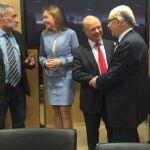 El consejero, Andrés Carrillo, junto al ministro de Hacienda, Cristóbal Montoro, ayer en el Consejo de Política Fiscal y Financiera