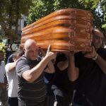 El féretro con los restos mortales de Marina Okarynska a su llegada al funeral celebrado en la iglesia de San Esteban de Cuenca