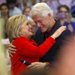 Hillary Clinton con su marido, Bill Clinton, durante la campaña