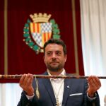Álex Pastor, muestra el bastón de mando tras desbancar a la alcaldesa Dolors Sabater (Guanyem Badalona en Comú) al frente del gobierno municipal / Foto: Efe