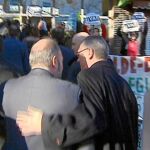 Un grupo de veinte taxistas isultaron e intentaron agredir a la comitiva, en la que iba el alcalde y el vicealcalde, en la sede de la Federación