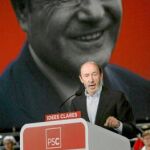 El vicepresidente del Gobierno, Alfredo Pérez Rubalcaba, cargó contra el líder del PP, Mariano Rajoy, al que acusó de azuzar la «catalanofobia»