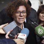 Marisol Moreno, conocida como Marisol la Roja, atiende a los medios a su salida de la Audiencia Nacional.