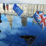 Manifestantes contrarios al Brexit ondean banderas británicas y europeas frente al Parlamento en Londres