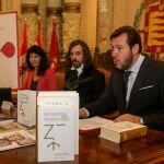 El alcalde, Óscar Puente; la concejala de Cultura, Ana Redondo; y el «propio» José Zorrilla, en la presentación del facsímil