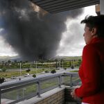 Begoña Jurado, desde su piso, observa