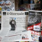 El diario, junto al libro de Hitler, en un quiosco de prensa en Milán.