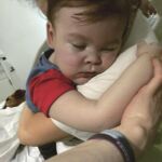 El niño británico Alfie Evans, de 23 meses de edad, en brazos de su madre
